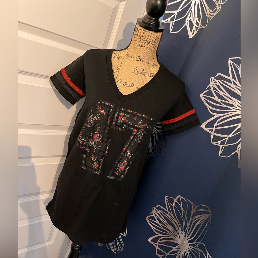 Zara long sweat-shirt, short sleeve, black with front applique floral numbers